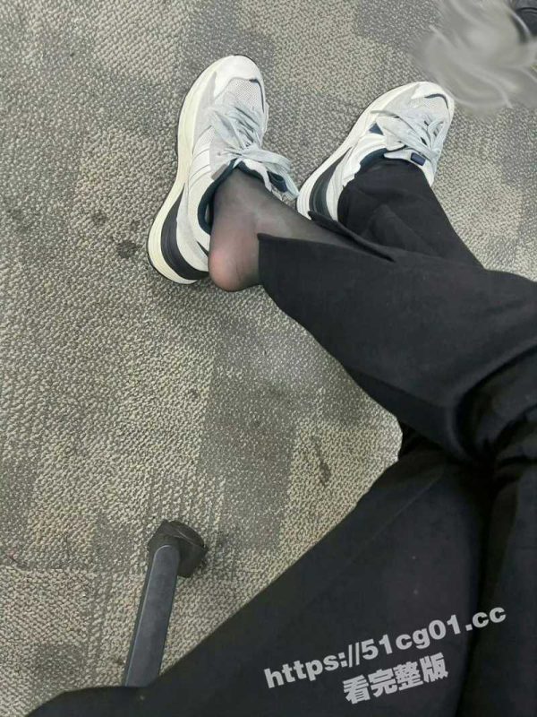 我的离婚姐姐 主动穿上舍友的情趣装为弟弟口交骑乘 疯狂榨精！-51吃瓜网