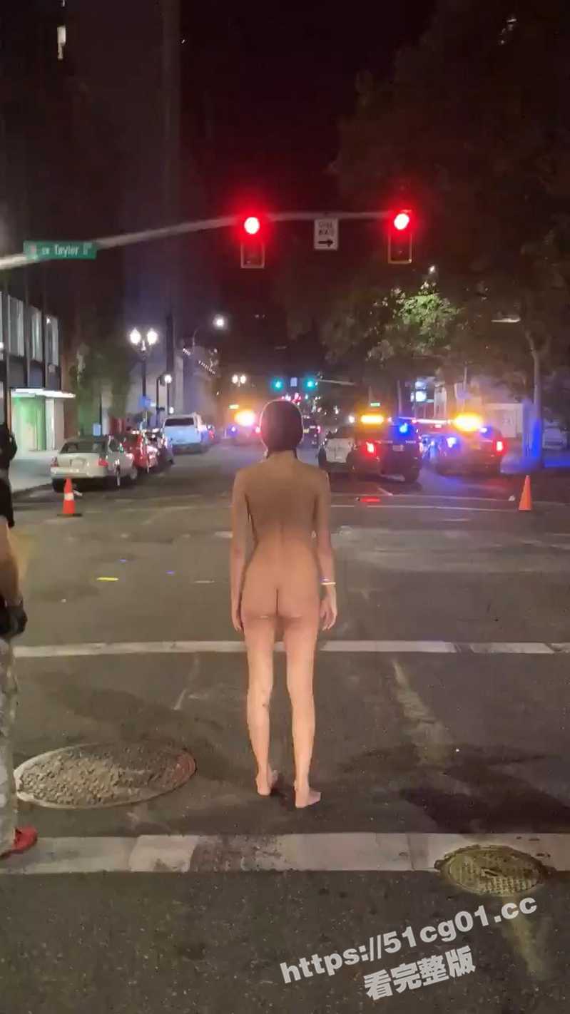 欧美的抗议方式真的很特别 动不动就脱衣服 也不知道这抗议了个啥？ - 51吃瓜网-51吃瓜网