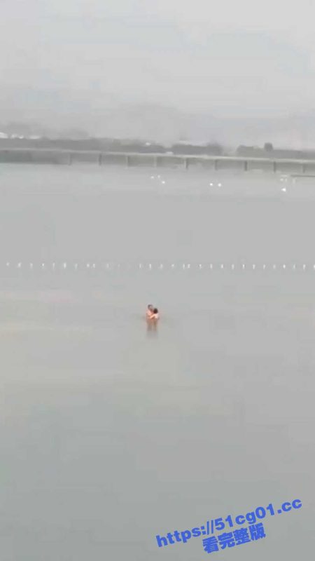 一男一女落水打炮 有人没有去救救他们啊！你俩可真会挑地方 被无人机全程记录拍摄！-51吃瓜网