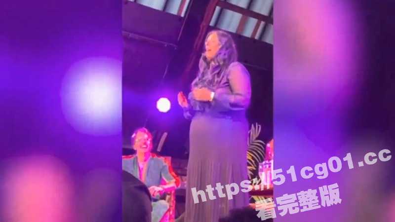 挪威文化与平等部长 卢布娜·贾弗里Lubna Jaffery公开场合裸露胸部表达对 LGBT人群的支持-51吃瓜网