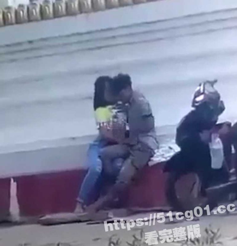缅甸骚货女大学生 在旅游景点佛塔 与男友玩野战偷吃 四下无人接吻口交吃鸡-51吃瓜网