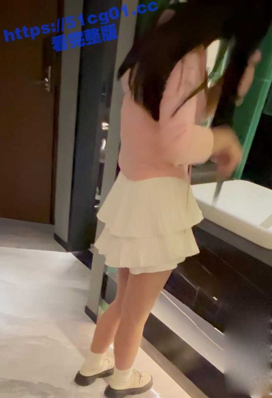 海角兄妹乱伦的极致性爱体验！术后的哥哥无所畏惧直接强行内射到正在上高中妹妹的小嫩穴内！-51吃瓜网