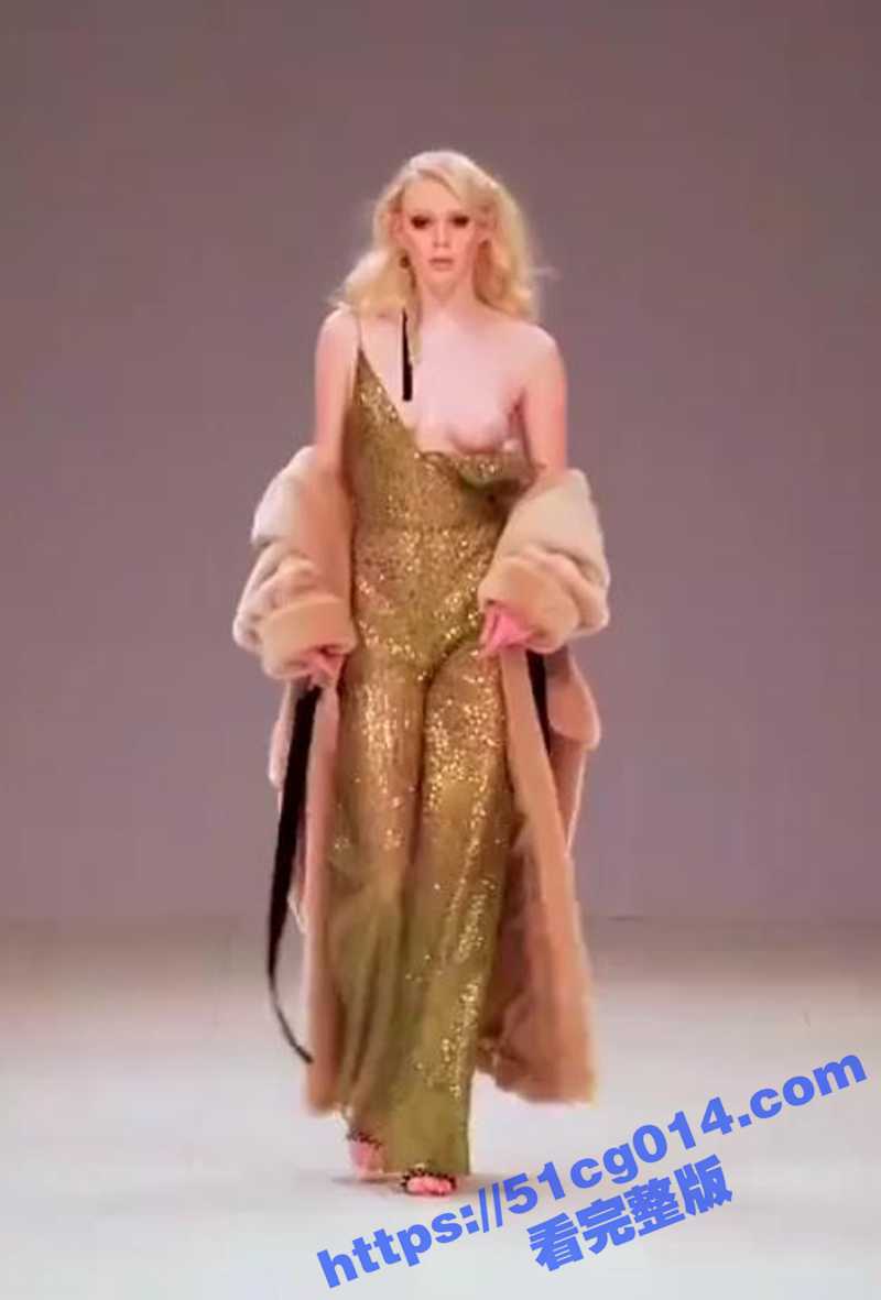 欧洲金发嫩模T台走秀肩带滑落走光 露出粉白乳房丝毫不影响台步 这就叫做专业！ - 51吃瓜网-51吃瓜网