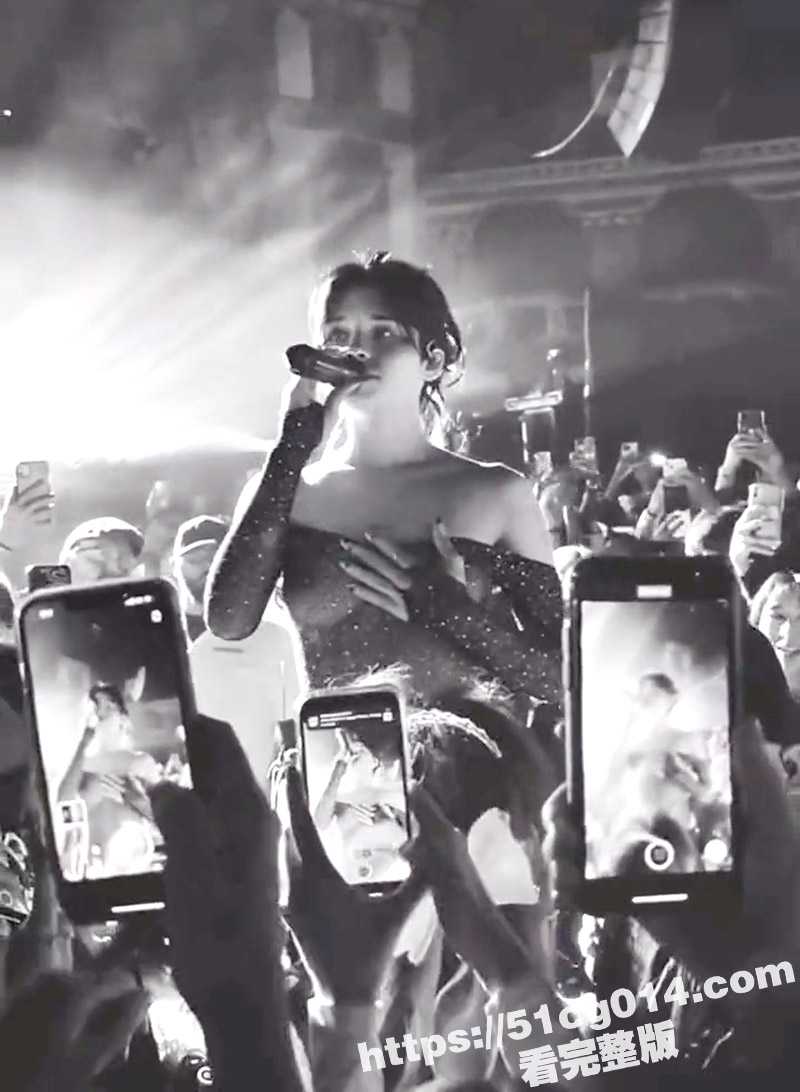 演唱会真空露奶唱歌 tiktok超火歌手 对歌迷是真不错 半透明裙摆真空上阵送福利 - 51吃瓜网-51吃瓜网