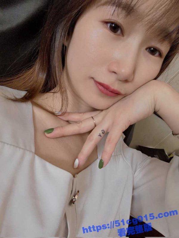 约炮公司新来的母狗财务李丹 美腿性感的已婚骚货 穿开裆黑丝掰开骚穴等着插入 带上乳夹被爆操抽插-51吃瓜网