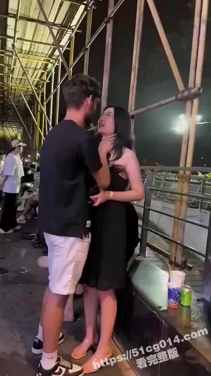 国内的你嫌变态要报警说别人猥亵了 国外的你倒是倒贴 瞅你那个逼样 也不过是个廉价骚鸡！ - 51吃瓜网-51吃瓜网