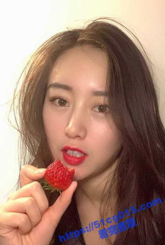 公司聚会女同事喝醉了！把她带回家强上 骚货不乐意继续下药迷玩 把她踩在脚下彻底征服！-51吃瓜网