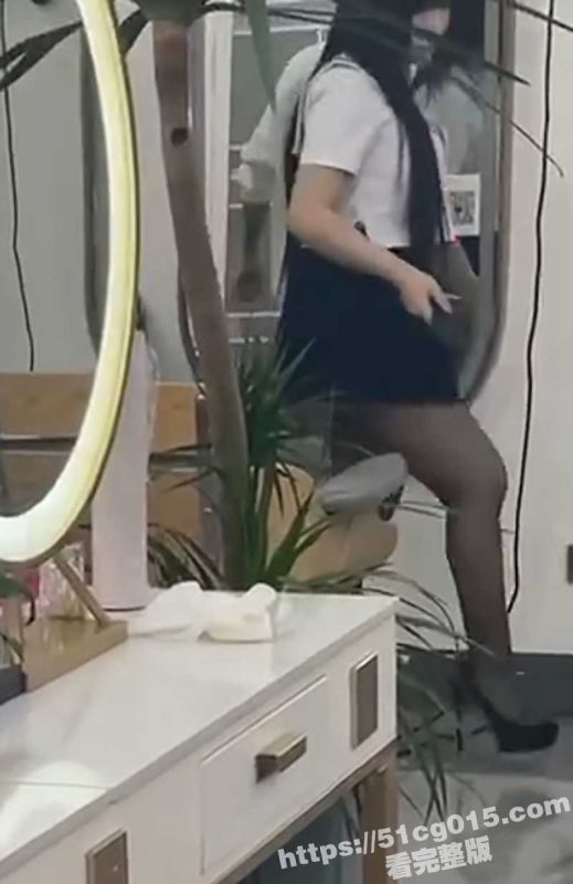 小仙女在理发店玩露出 对镜掀裙子整理胸罩露奶子 疑似主人的任务 这身材是真傲人啊-51吃瓜网