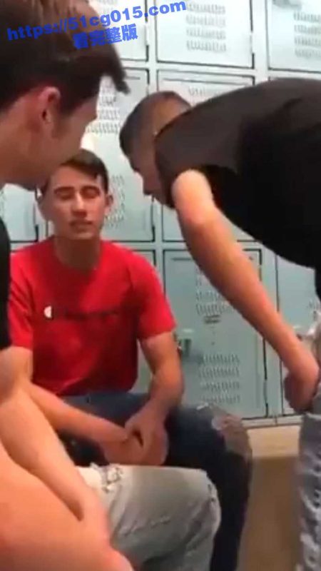 国外霸凌 男孩在学校被霸凌者欺负了整整三年 毕业季也是他的反击日 全程打的霸凌者无法还击 真解气！-51吃瓜网