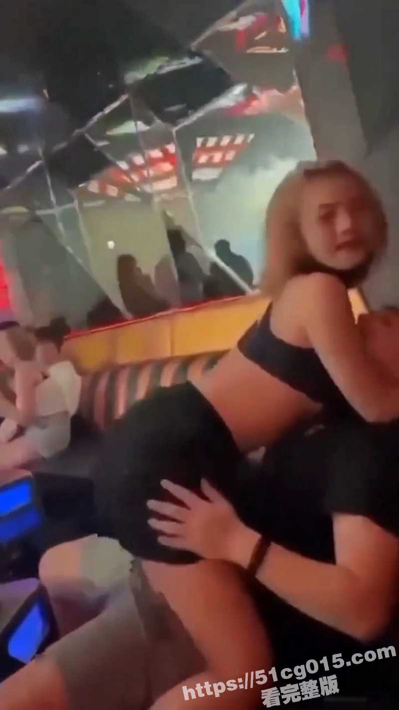 极品美女真空穿吊带短裙 酒吧当众露奶露逼 随便摸随便舔 现在的年轻人真能玩啊 - 51吃瓜网-51吃瓜网