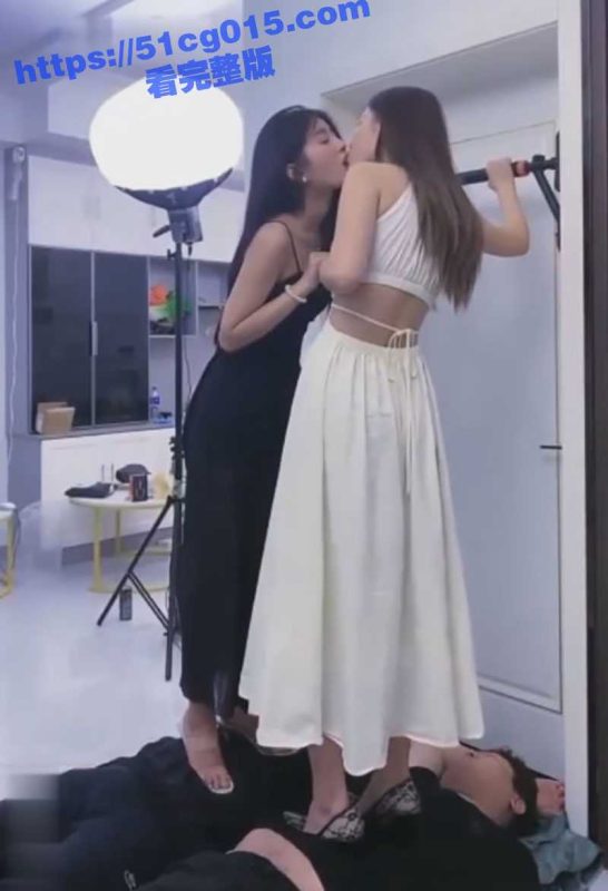 极品高颜值女同调教男奴！女主在上与闺蜜激情深吻 分泌的唾液则有男奴在下面用嘴接+不停的舔弄美足！-51吃瓜网