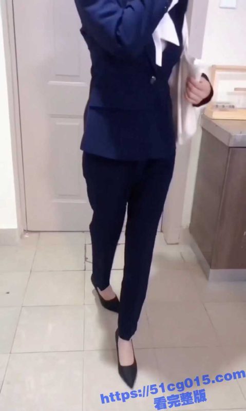 周大福极品身材柜姐 背着老公出来偷情 穿着工装来不及脱 直接上位被爸爸爆操-51吃瓜网