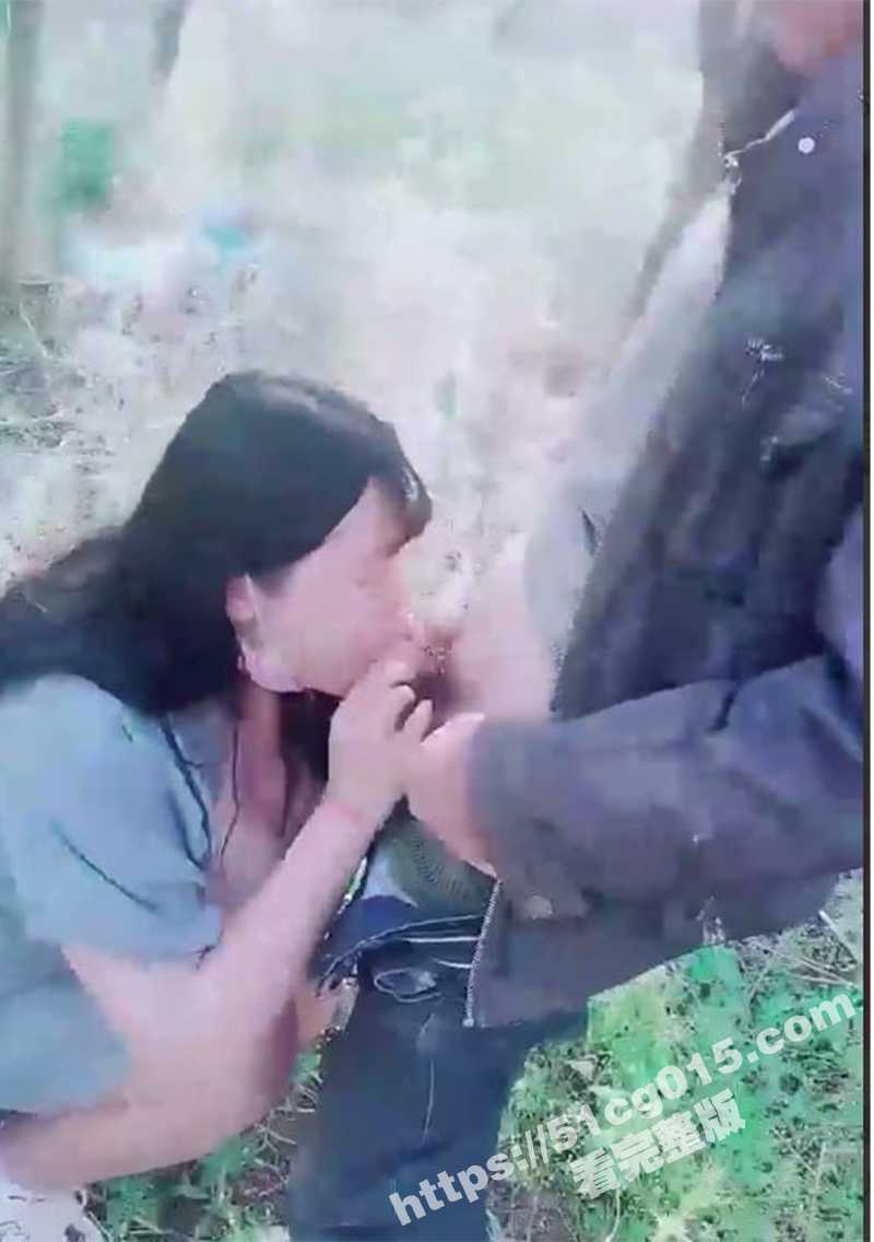 骚逼户外勾引老头吃奶子 老头乐的合不拢嘴 这种老少配的反差感 的确很刺激 - 51吃瓜网-51吃瓜网