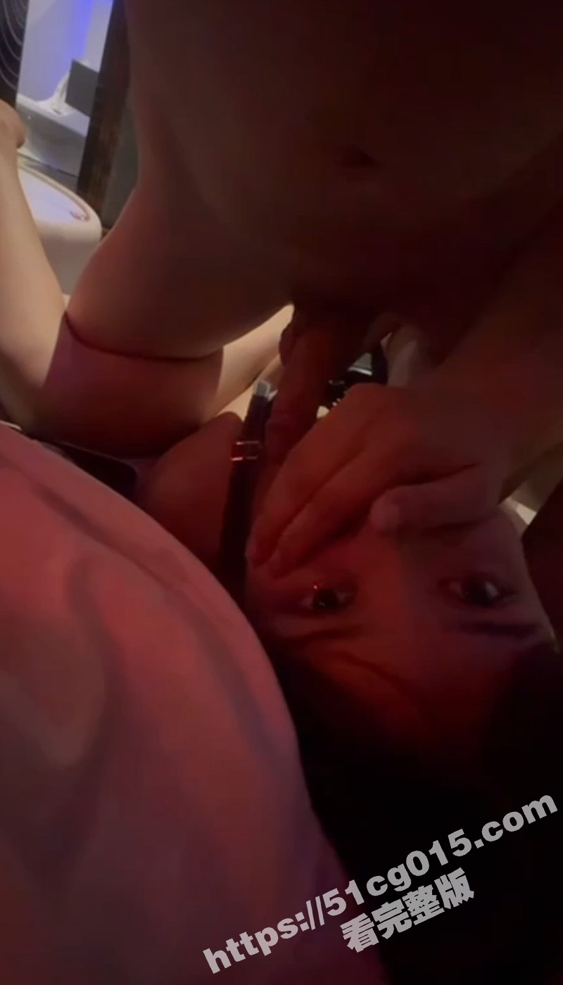 “你他妈的别拍我”广州外围女在包间里被怼脸拍后怒骂 但最终还是妥协了 最后逼被操 嘴被捅 脸被射 - 51吃瓜网-51吃瓜网