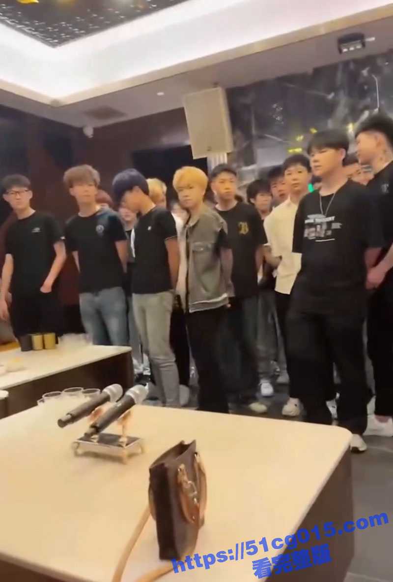 变性人妖KTV点男模 要求鸡巴大的举手 还要用手验货！并表示赚钱就为了这一口！ - 51吃瓜网-51吃瓜网