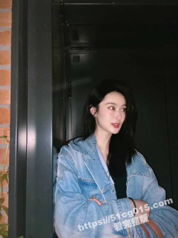 济南骚逼反差母狗女同事 等他男友出差把我约去 各种花样各种玩 在她家的床上操她还要求我颜射！-51吃瓜网