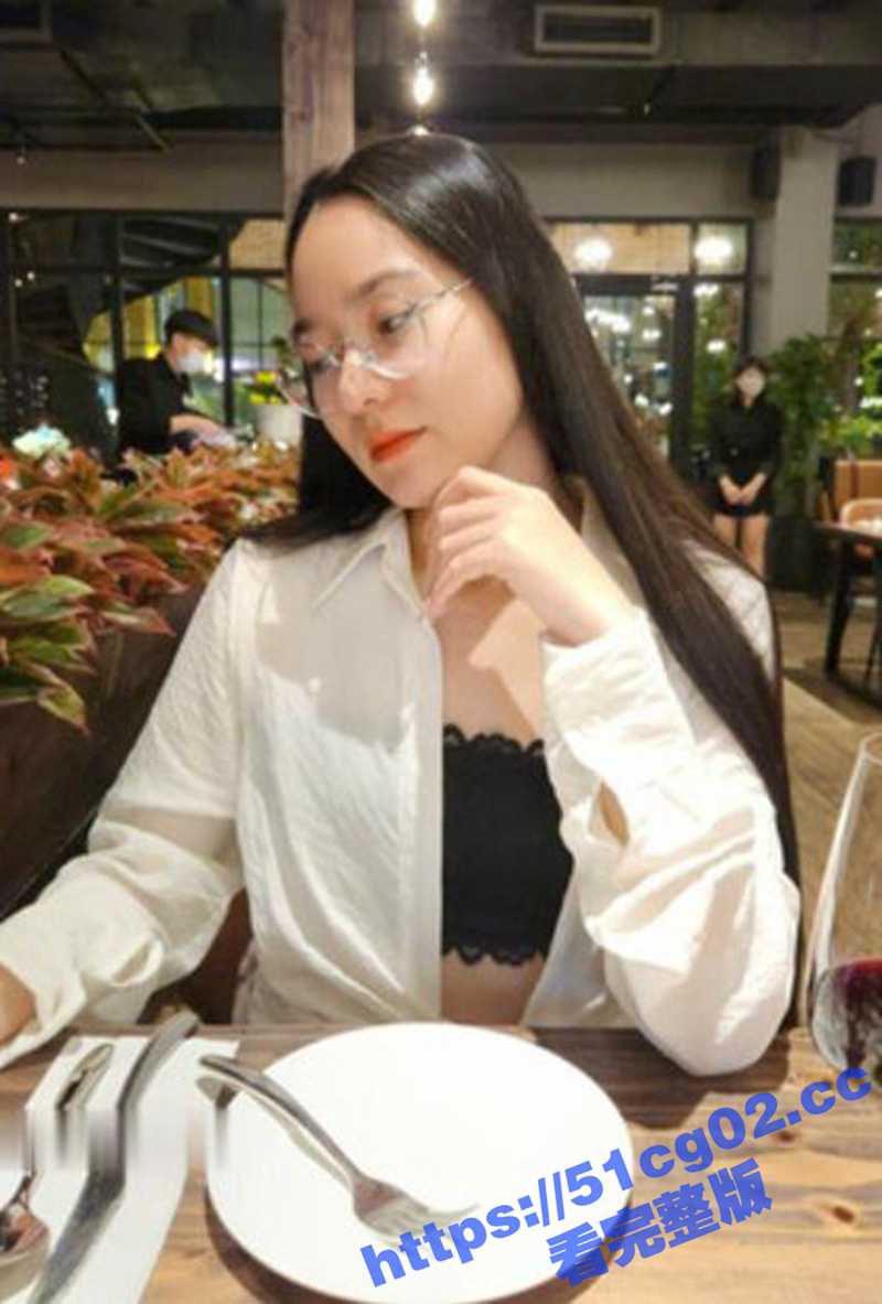 露脸才是王道 香港苗条眼镜御姐melyll私拍 与男友家中性爱自拍啪啪 无套骑乘叫的骚！ - 51吃瓜网-51吃瓜网