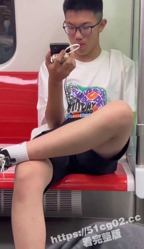 青岛地铁8号线 惊现独臂手冲哥 光明正大对着小接机打飞机 还被人拍到两次！-51吃瓜网