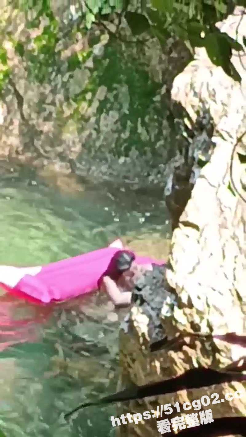 偷拍情侣野外打炮 这户外的水可不干净啊 不过这依山傍水啊 这么偷情别有一番滋味啊 - 51吃瓜网-51吃瓜网