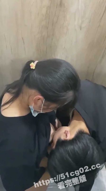 我吃你的奶 你舔我的鸡！高中小情侣厕所偷情被拍下全过程  最后被发现对上眼了赶紧跑！-51吃瓜网