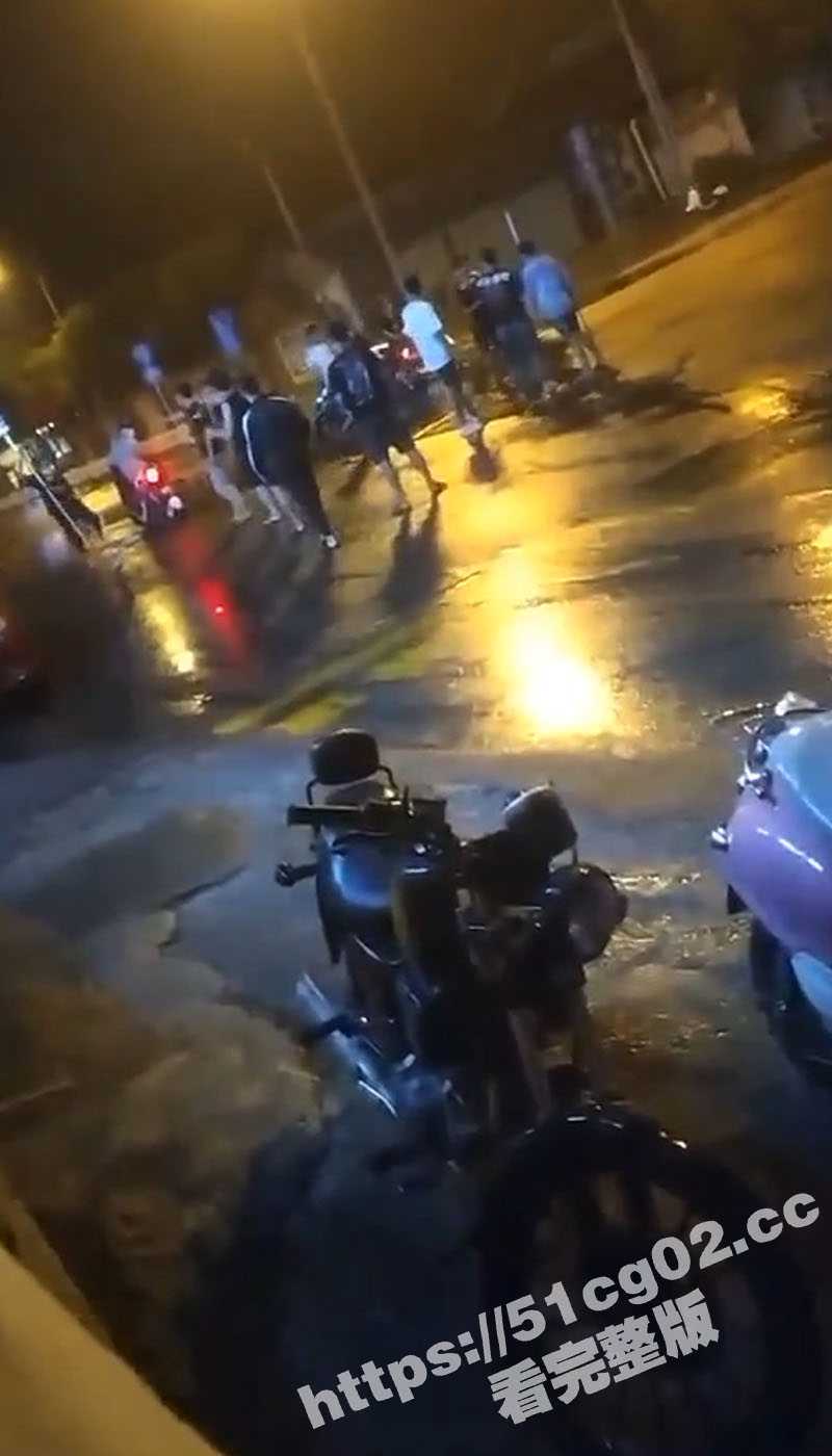 广西桂林两帮精神小伙在街头打群架 两边手拿比人高的长柄刀互砍互劈 喊杀声响彻整个夜晚的街头 - 51吃瓜网-51吃瓜网