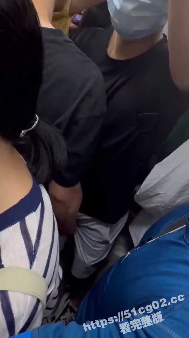 北京地铁 基佬公然在地铁上猥亵他人 摸鸡巴被拘留10天 太辣眼睛了！ - 51吃瓜网-51吃瓜网