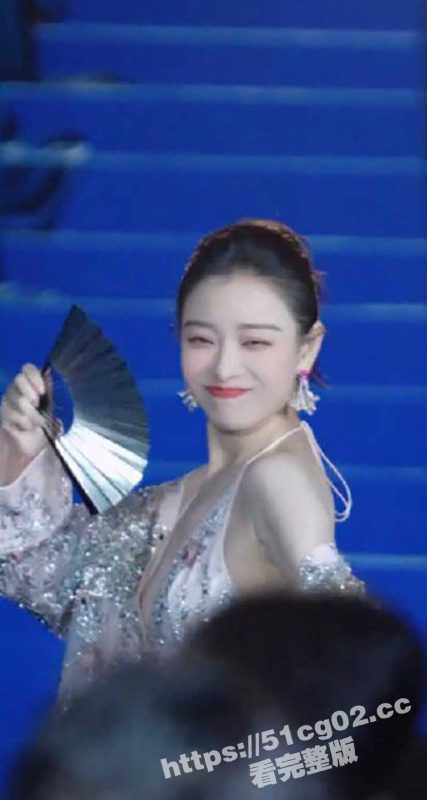 完了 我的女神 倪妮 走光了！性感深v 侧乳小肉色太棒了！-51吃瓜网