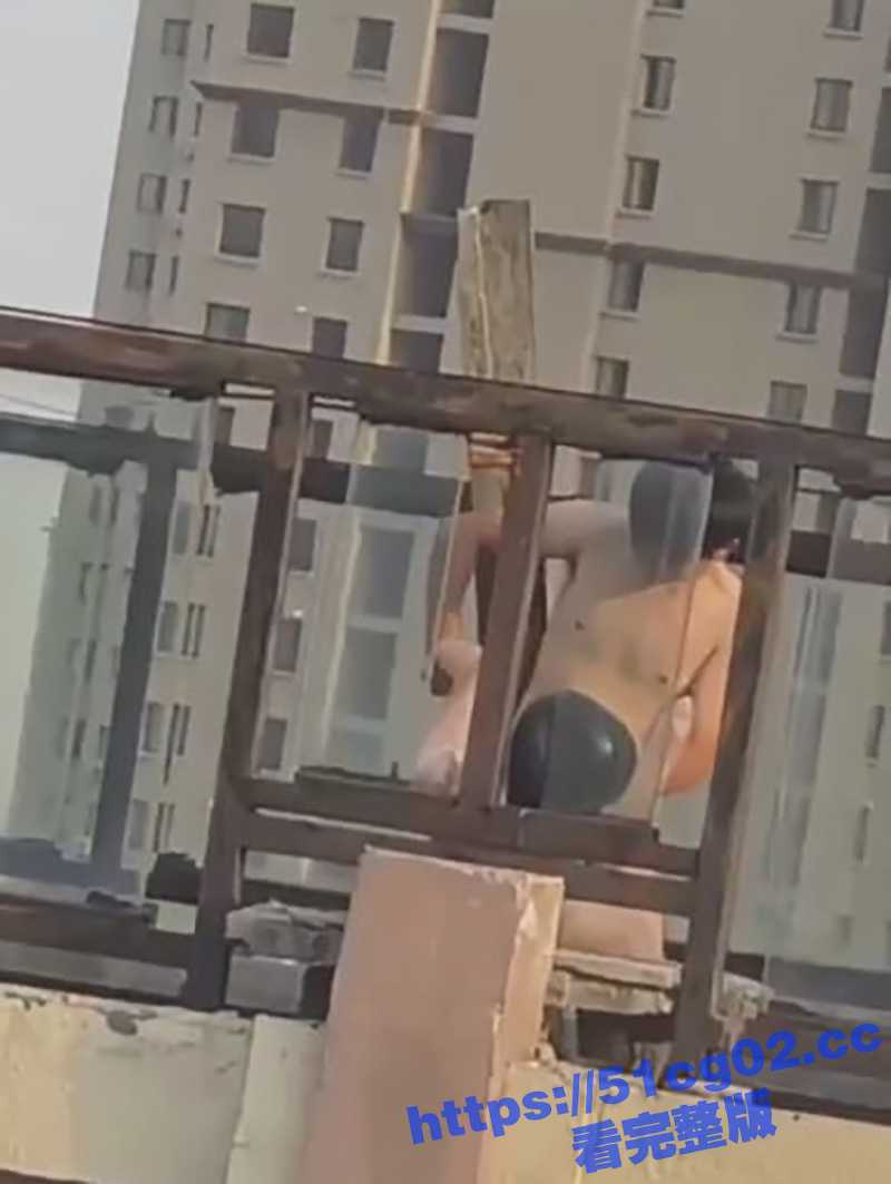 瓜友偷拍 小伙带充气娃娃在楼顶操逼 估计是看别人野战羡慕了 非要玩把刺激的是吧！ - 51吃瓜网-51吃瓜网