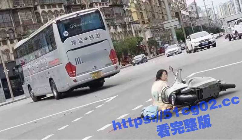 四川南充南部县大润发旁发生车祸 妈妈开电动车带8岁女儿被碾压 大巴车违规变道 女儿当场死亡-51吃瓜网