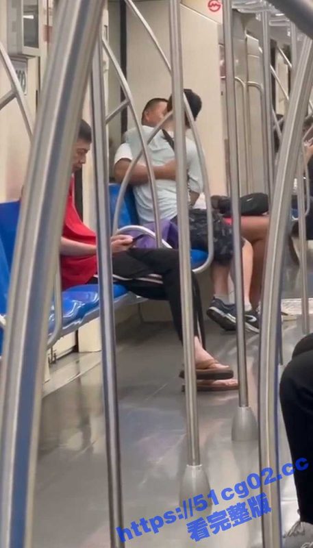 基佬们越来越放肆了！上海8号线地铁 不要脸的基佬相拥热吻 旁边的大爷羞得只能低头玩手机！-51吃瓜网