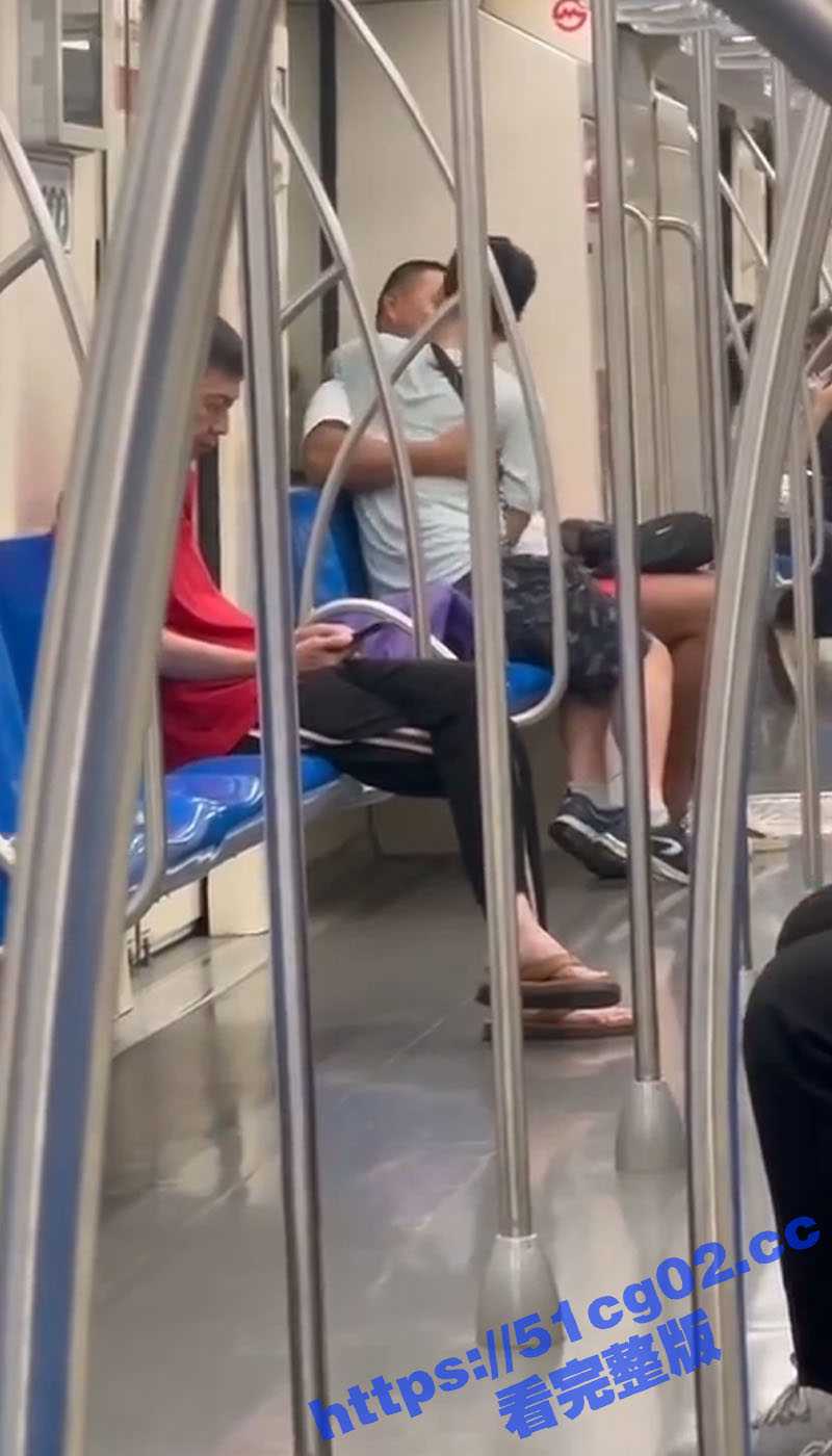 基佬们越来越放肆了！上海8号线地铁 不要脸的基佬相拥热吻 旁边的大爷羞得只能低头玩手机！ - 51吃瓜网-51吃瓜网