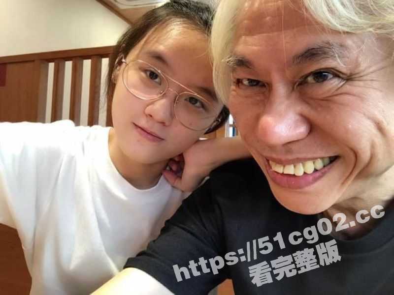 曾经火遍全网的爷孙恋女孩 林靖恩 被爆偷别人外卖并公然坐在地下开吃！-51吃瓜网