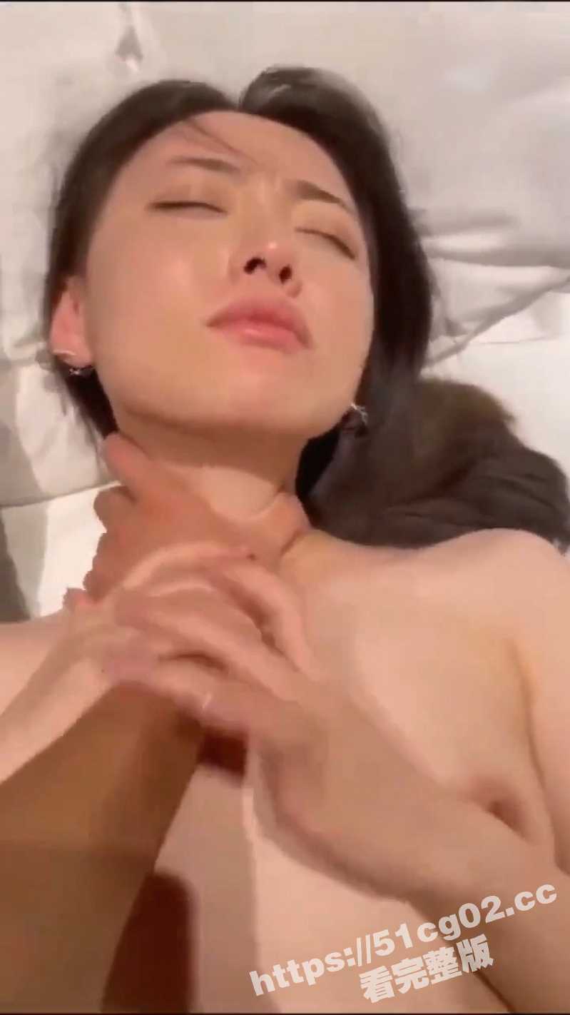 求你射我逼里！极品反差美女按着脖子被无套输出 最后被射了个大花脸 表情超骚！ - 51吃瓜网-51吃瓜网