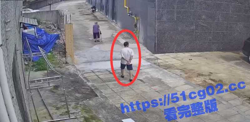 实拍一男子 对老太太袭胸 这尼玛也太饥渴了吧  连八旬老太太都不放过 真是够变态啊-51吃瓜网