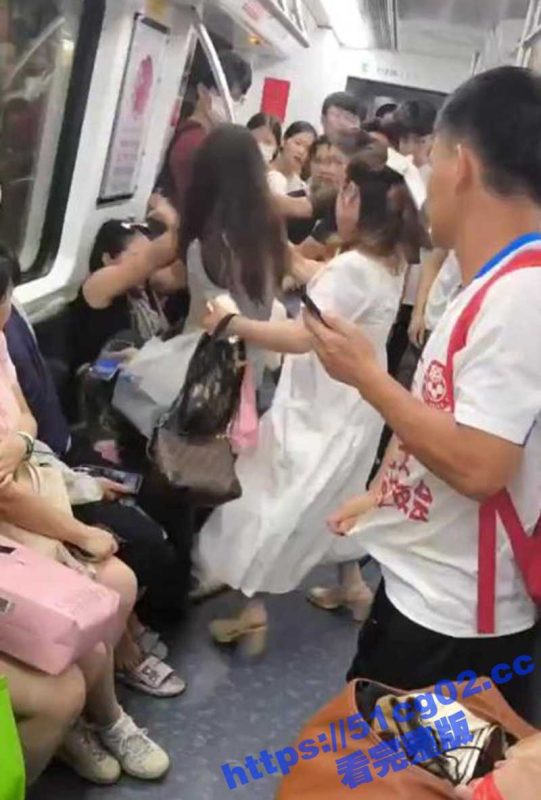 女人打架对比男人打架 你们更喜欢看哪一种 广西年轻小姐姐2v1地铁大妈被KO-51吃瓜网