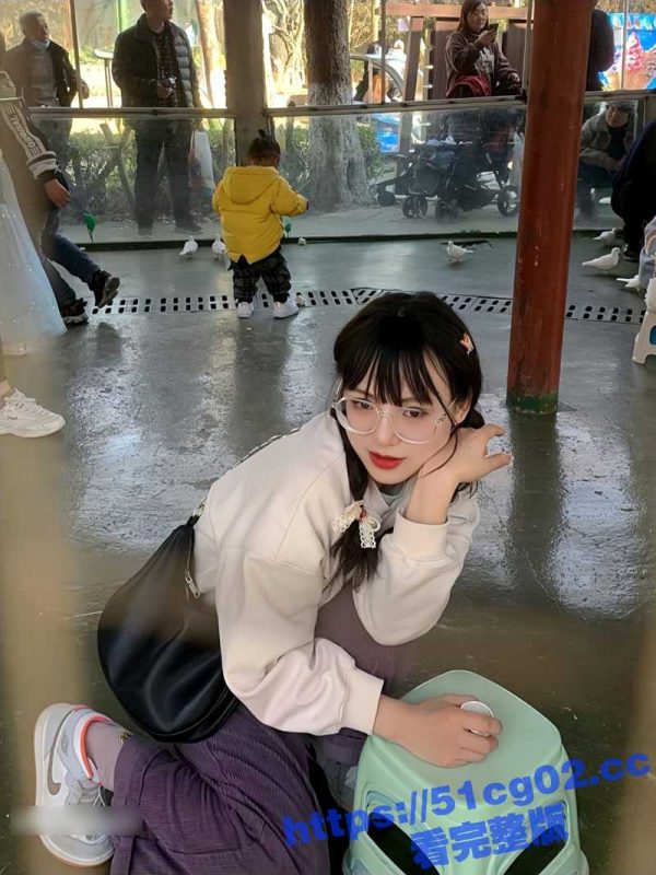 超性感反差眼镜萝莉 连体情趣黑丝美腿翘臀 绝美身材堪称极品尤物 这谁扛得住啊-51吃瓜网