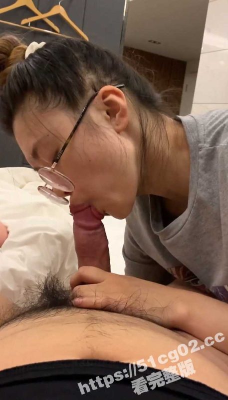 QQ群流出 酒店前台眼镜反差婊 钟女士 在酒店和群友约炮性交视频 卖力舔完鸡巴后被无套后入猛怼骚穴-51吃瓜网