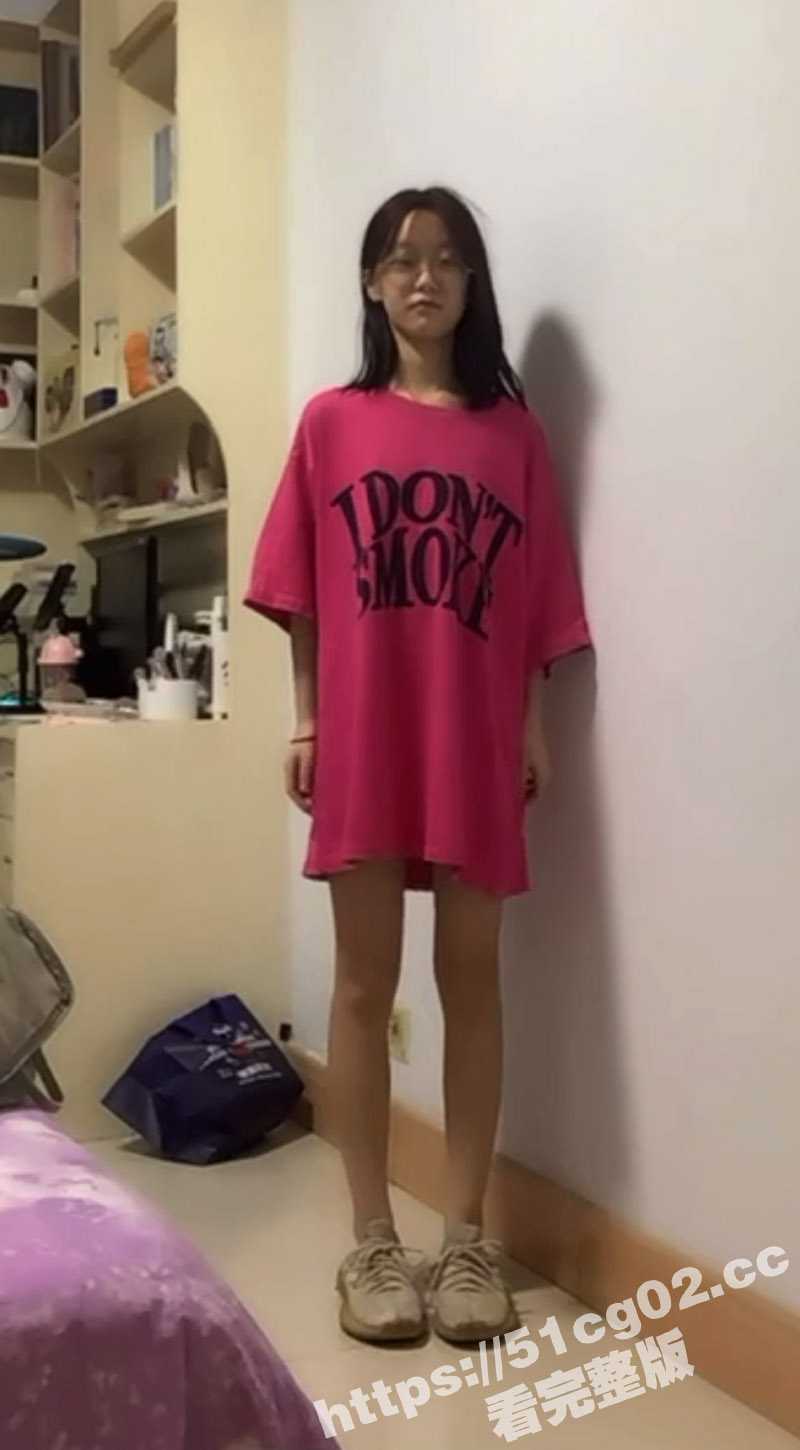 成都大二清纯眼镜小母狗 徐帆 放暑假在家寂寞难耐和男友裸聊 站着扣逼又蹦又跳 真是个勾人的小妖精呢 - 51吃瓜网-51吃瓜网