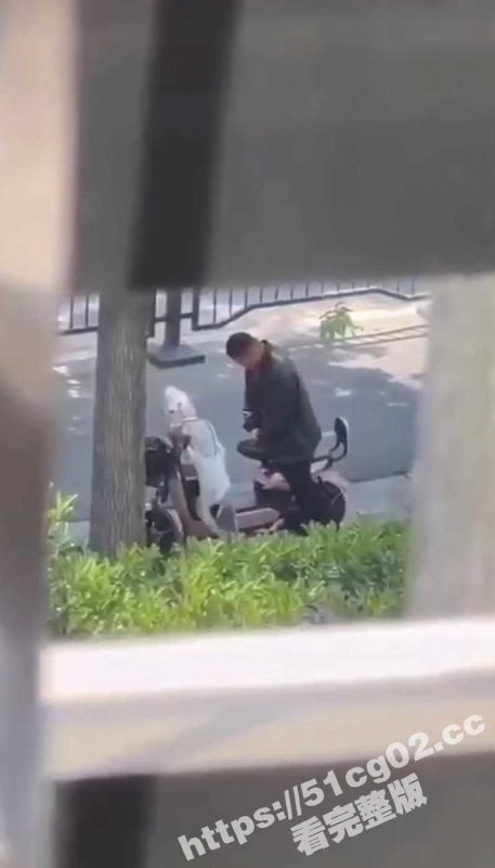 大哥你是真饥渴呀！光天化日之下在大街上就日起了电动车 骑车路过的大姐都没眼看了-51吃瓜网