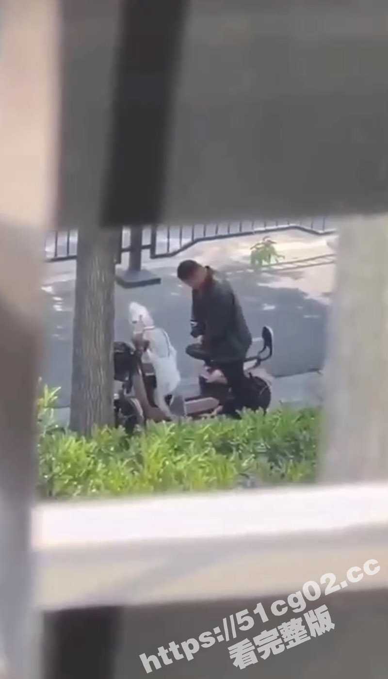 大哥你是真饥渴呀!光天化日之下在大街上就日起了电动车 骑车路过的大姐都没眼看了 - 51吃瓜网-51吃瓜网