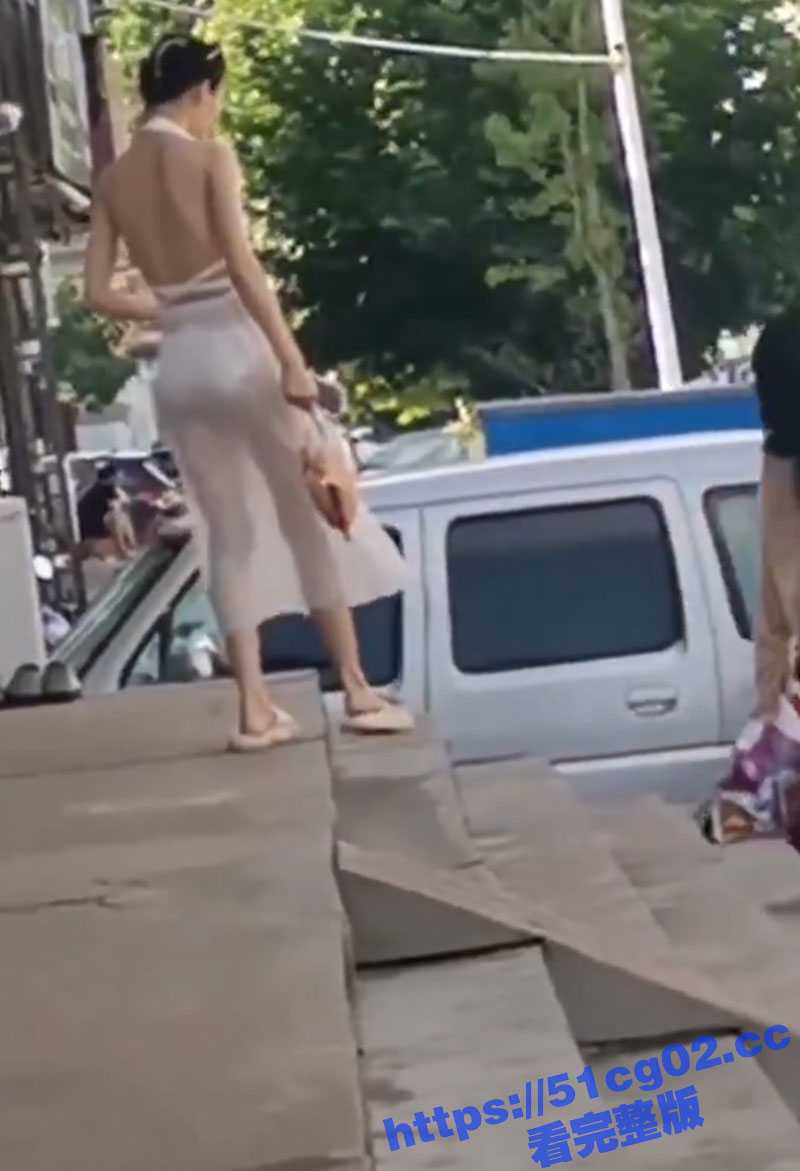 来自大妈的吐槽 “你看这个骚逼 裤头露着 就穿着奶罩上街 馋这些老汉子干什么” 这给大妈嫉妒坏了! - 51吃瓜网-51吃瓜网