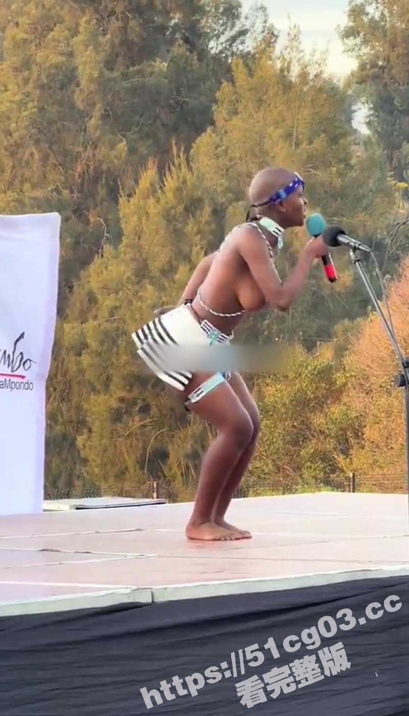 南非开普敦东部举行传统选美比赛 要求必须是处女 参赛美女赤裸上身露出大奶在台上慷慨激昂地演说 - 51吃瓜网-51吃瓜网