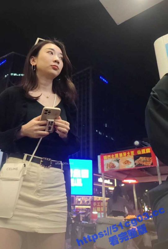 偷拍抄底高颜大长腿肉丝美女 修长美腿白色小内内性感撩人 不过这走路的姿势有点霸气啊-51吃瓜网