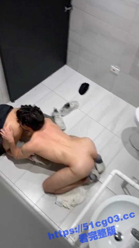 在KTV同学聚会 别人都在唱歌 你俩竟然在厕所就干起来了 还把妹妹的屁眼掰开使劲舔！-51吃瓜网