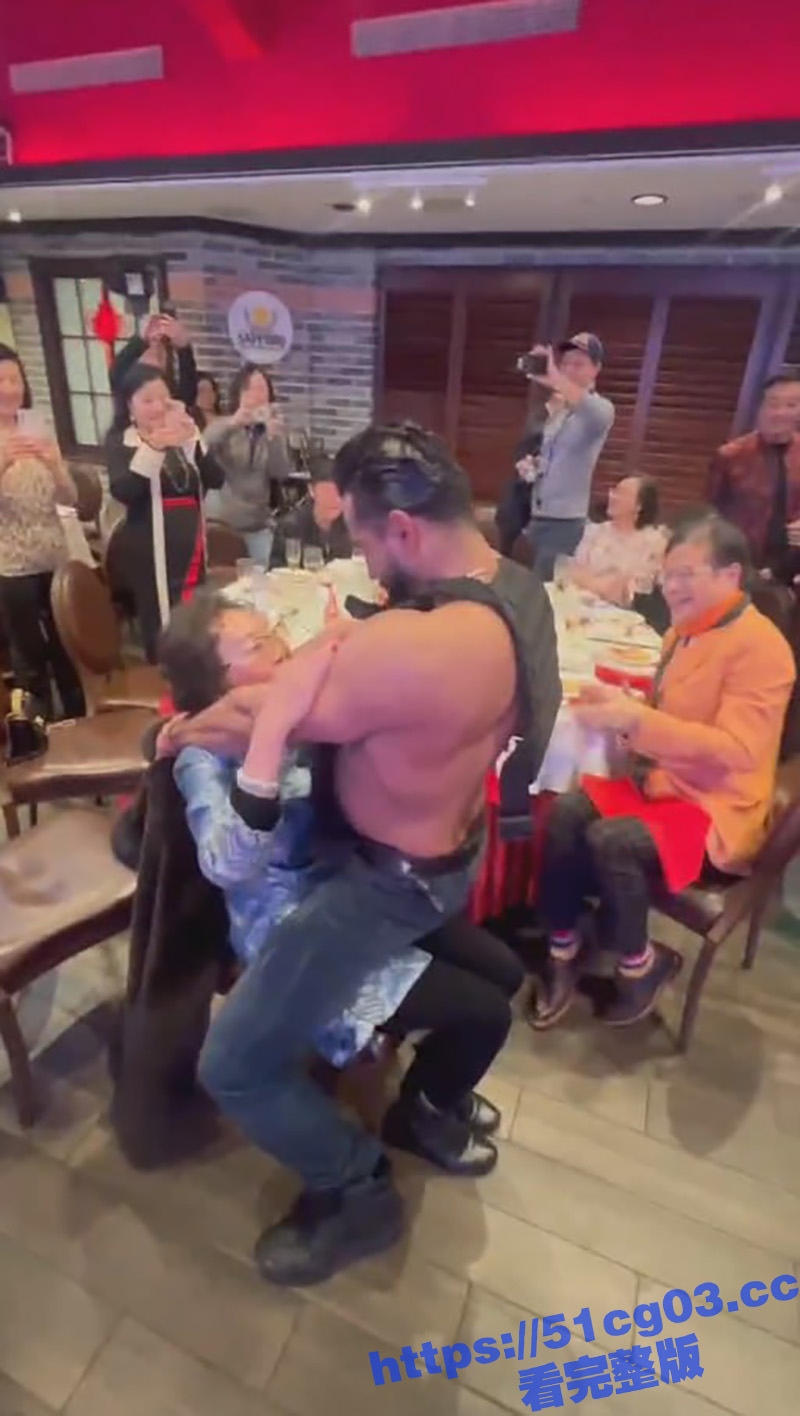 老太太过生日开洋荤 找来肌肉猛男给老太庆生 这辈子值了！ - 51吃瓜网-51吃瓜网