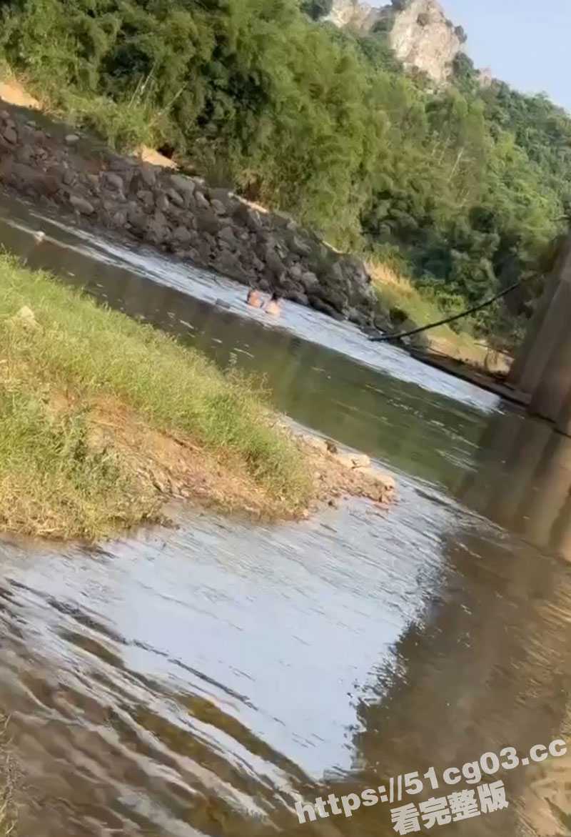 炎热的夏天想做爱 还害怕流汗怎么办？水中打炮完美解决！ - 51吃瓜网-51吃瓜网