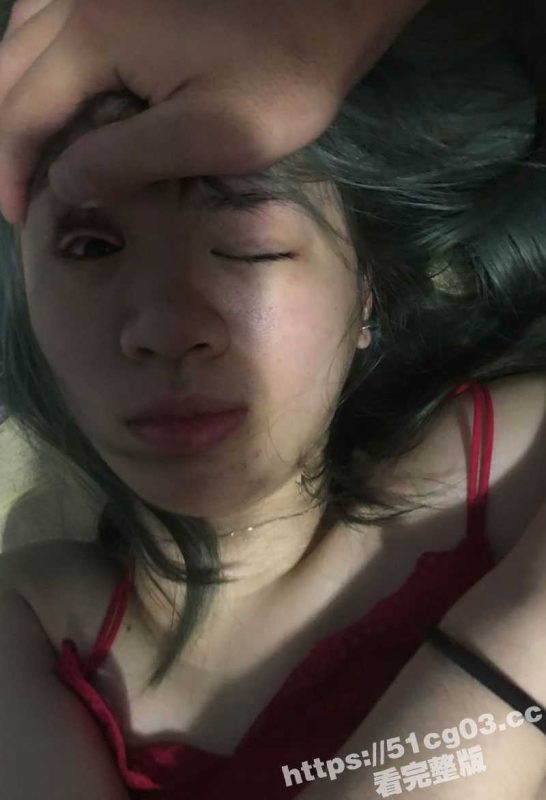 追求风骚性感的老同学两年了 一直被她当做备胎！直接找机会下药迷奸她 操了在说！-51吃瓜网