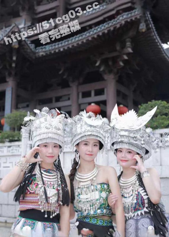 东莞清溪 高颜值淫荡小少妇 陈欣 酒店跪地口交 穿着黑丝渔网袜被炮友后入疯狂输出-51吃瓜网