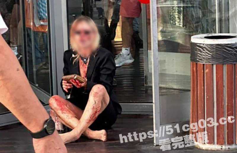 以色列妇女 一到杀死儿子和狗 然后袭击刺伤商场保安 最后还脱了衣服 这是疯了么？ - 51吃瓜网-51吃瓜网