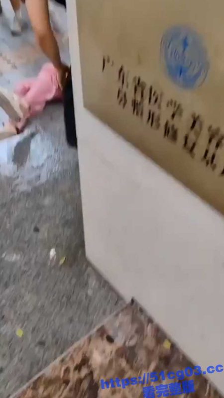 广州女孩整牙手术做残废了上门讨说法 被店员拿水枪冲并拖拽 现在无良商家都这么嚣张吗?-51吃瓜网